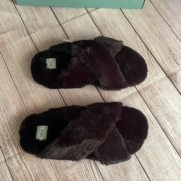 NWT TOMS - Picture 3 of 3